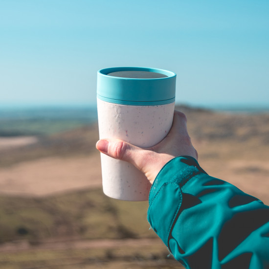 Mug da viaggio 22,7cl Circular&Co bianco-blu