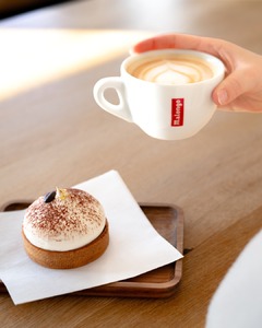 Quand le café devient pâtisserie 🍰☕

Dans sa boutique niçoise, le chef pâtissier Julien Dugourd propose une création d’exception autour des grains de café Malongo. ✨

Une pâtisserie aussi élégante visuellement que gourmande : pâte sucrée délicatement croustillante, crémeux café intense, biscuit noisette moelleux, praliné noisette–café généreux, chantilly à la vanille tout en finesse !

Un équilibre parfait entre intensité du café, douceur et textures 😋

👉 Une création à déguster avec un délicieux café ou cappuccino !