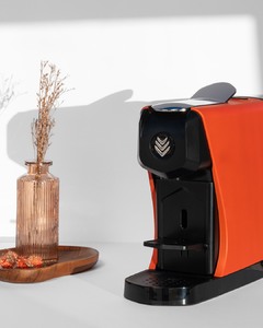 Une pause café aux couleurs de l'été. 🌞

Pensée et fabriquée en France, notre machine EOH s'adapte à toutes vos envies. 

Café court, café long, thé ou infusion pour accompagner vos journées d'août ? ☕