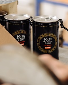 Notre café Dolce décaféiné ☕🤎

Derrière chaque boîte de café Malongo, il y a le geste précis de nos équipes. De la mise en boîte au conditionnement final, nous veillons à ce que chaque arôme soit préservé jusqu’à votre tasse.