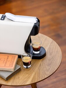 Avez-vous déjà craqué pour notre machine EOH ? ☕

Design épuré, lignes fines, et esprit contemporain. Elle s’intègre dans tous les espaces cuisine, des plus sobres aux plus équipés.

✔️ Fabriquée en France
✔️ Recyclable et écoresponsable
✔️ Pensée pour durer