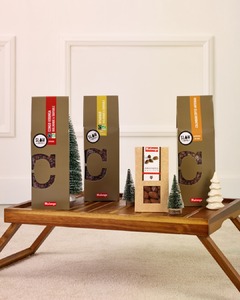 À la recherche du cadeau parfait pour les fêtes ? 🎁

Découvrez nos cafés spécialement torréfiés pour le Slow Coffee. Des cafés de terroirs, parfaits pour être préparés avec votre cafetière Chemex, V60, filtration.