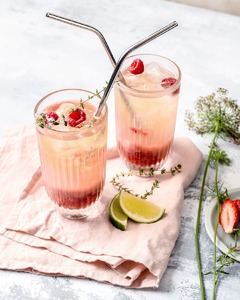 Encore quelques semaines pour profiter de notre Medina Fizz ! 🍹☀️

Une boisson estivale fraîche et pétillante, mêlant thé à la menthe, citron vert et framboise.

📍À venir déguster dans nos boutiques à Paris et à Nice.