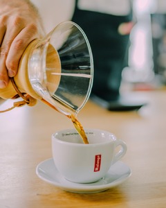 Un café chaud, un matin d’automne : le pur bonheur. 
Vous passez nous voir ? 🤎

📍 Paris – 50 Rue Saint-André des Arts
📍 Nice – 9 Av. Jean Médecin | Gare du Sud | CAP 3000