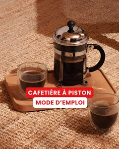 Envie d’un café riche en arômes ? Découvrez nos conseils pour un café parfait à la cafetière à piston. 

1. 💧Versez la bonne dose de café moulu (une cuillère bombée par tasse) et ajoutez de l’eau chaude entre 90 °C et 95 °C.

2. ⏱️ Fermez la cafetière en laissant le piston et le filtre en position haute. Laissez infuser 4 à 7 minutes pour bien extraire tous les arômes du café.

3. 🥄 Abaissez doucement le piston, sans forcer, jusqu’à ce que le filtre soit positionné à la base de la cafetière.

4. ☕ Servez et dégustez !