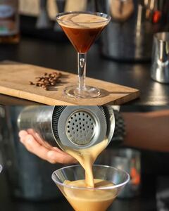Notre meilleur café dans un verre à martini. 🍸 La version soirée de votre café préféré. 

𝐿'𝑎𝑏𝑢𝑠 𝑑'𝑎𝑙𝑐𝑜𝑜𝑙 𝑒𝑠𝑡 𝑑𝑎𝑛𝑔𝑒𝑟𝑒𝑢𝑥 𝑝𝑜𝑢𝑟 𝑙𝑎 𝑠𝑎𝑛𝑡𝑒́ 𝑎̀ 𝑐𝑜𝑛𝑠𝑜𝑚𝑚𝑒𝑟 𝑎𝑣𝑒𝑐 𝑚𝑜𝑑𝑒́𝑟𝑎𝑡𝑖𝑜𝑛.