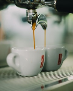 Journée Internationale du café 🤎
Tague la personne qui ne peut pas s'en passer !

RDV sans plus attendre dans nos boutiques :
📍 Paris – 50 Rue Saint-André des Arts
📍 Nice – 9 Av. Jean Médecin | Gare du Sud | CAP 3000