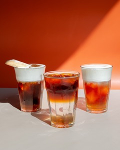 Envie d'une pause fraîcheur ? 

Découvrez nos créations fraîches et gourmandes imaginées pour la saison. 🧡☕

Café Tiramisu, Café Tonic Vanille,  Thé Coco Citron, à venir déguster sans modération dans nos boutiques à Paris et Nice !