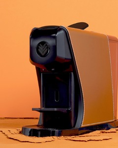 🍁 L’automne s’invite chez vous. 
Notre machine EOH en cuir camel, made in France, prête à sublimer vos pauses café. ☕🧡