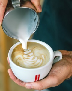 Douceur du matin ☕☁️ Laissez-vous tenter par nos boissons chaudes et gourmandes.