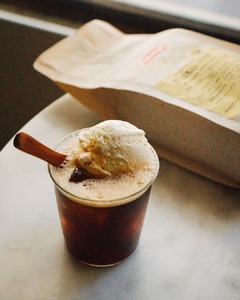 Le café s'invite chez Superfine ! ☕🍸

@cafesmalongo s'associe à @vincentpinceloup, cofondateur de @superfinebar et bartender depuis plus de 17 ans, pour une collaboration cocktails inédite. 

Espresso, café filtre, cold brew ou encore liqueur de café maison : chaque extraction dévoile une nouvelle expression aromatique.

Le résultat ? Trois créations originales. 

🍦 Normandy Float
Un cocktail-dessert inspiré de l’affogato, où se rencontrent calvados infusé au grué de cacao, liqueur de café maison, espresso Malongo Grande Réserve et sorbet vanille.

☕ Café Malayalis
Un mocktail signature autour du café Myanmar Shan, composé d’un café filtre infusé au curry, d’un sirop de café maison et d’une crème de cardamome au lait d’amande, montée au siphon.

🤎 Fig Leaf Coffee Tonic
Un long drink à base de gin, de tonic infusé à la feuille de figuier et d’un cold brew réalisé à partir du café Malongo Laos Bolovens. Une création hors carte, réservée à celles et ceux qui sauront la demander.

Une collaboration qui bouscule les codes de la mixologie et invite à redécouvrir le café autrement.

📍 À découvrir chez Superfine (Paris 11e)