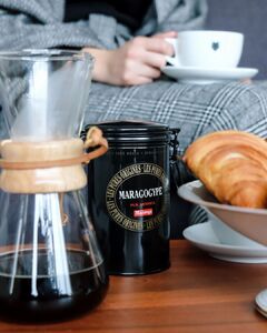 Café moulu Maragogype ☕

Cette variété rare d'arabica se reconnaît à ses grains géants aux reflets bleutés. Une particularité qui offre un café puissant, très corsé, à la tasse colorée. Vous l'avez déjà goûté ? 🤤