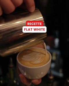 Envie d’un café intense et ultra réconfortant ? Le Flat White est fait pour vous.

☕ Préparation du double expresso
Commencez par préparer un double expresso avec votre machine. 

🥛 Faire mousser le lait 
Faites chauffer le lait et versez le dans un pichet à lait. Utilisez ensuite un mousseur à lait ou un fouet à main ou électrique pour obtenir une texture lisse et légèrement mousseuse. 

🤎 Assemblage
Versez délicatement le lait texturé en effectuant des mouvements circulaires, afin de mélanger expresso et mousse de manière homogène.