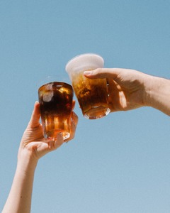 Le café prend des airs d'été. 🧡

Deux boissons rafraichissantes, idéales pour les journées ensoleillées.

Vous nous rejoignez en boutique ? 

📍 Disponibles à Paris et Nice.