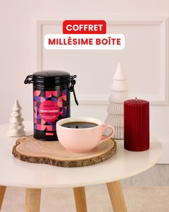 Célébrez les fêtes de fin d’année avec notre coffret Millésime 2025 : 

✔️ Une boîte de café moulu Simon Auscher 
✔️ Une tasse bicolore en porcelaine

Un duo raffiné pour savourer la création exclusive de @simonauscher. ✨