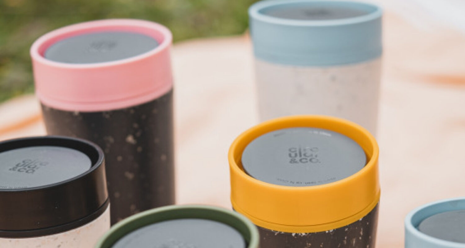 Plusieurs mugs de voyage