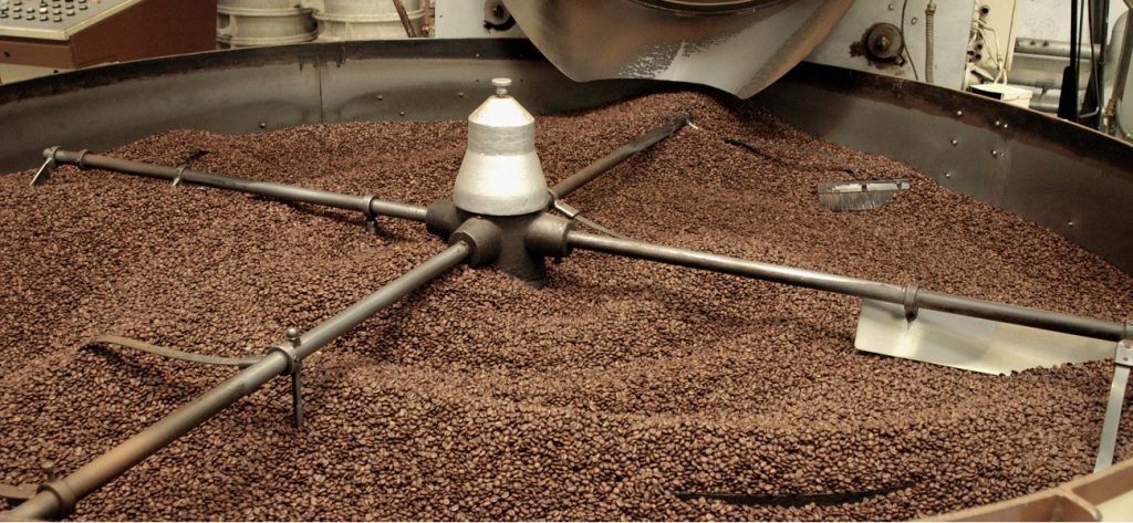 Torréfaction du café en cours pour révéler les arômes