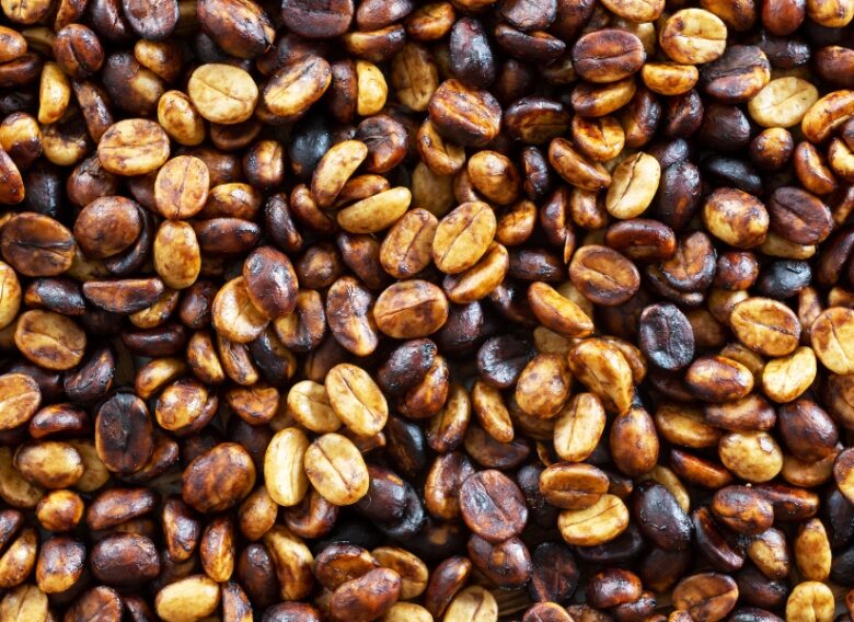 dans le cafe honey, la pulpe et la peau apparaissent en plus foncés sur les grains