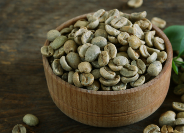 Bol de grains de cafés verts