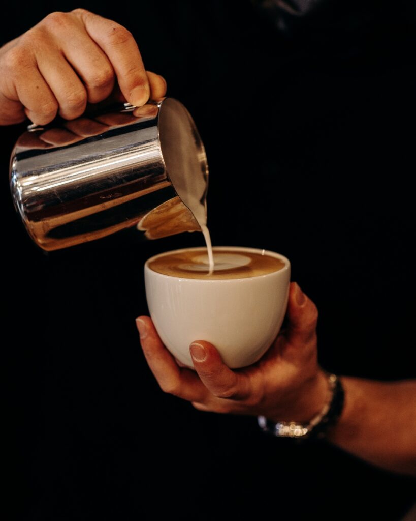 On verse le lait délicatement pour  leLatte Art