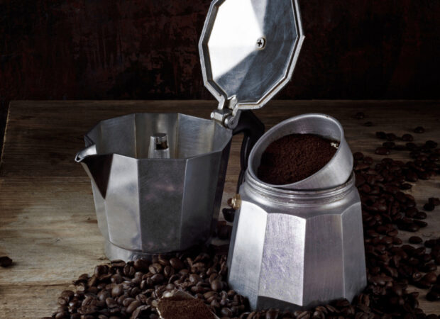 Cafetière italienne et café en grains