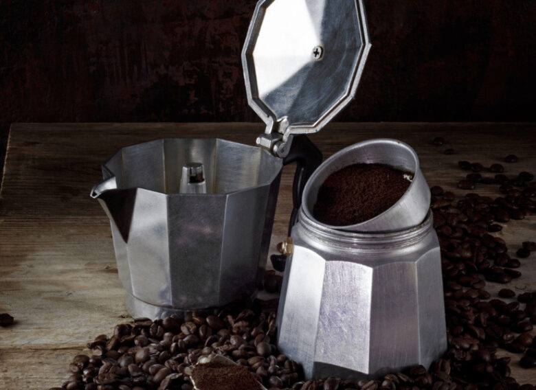 Cafetière italienne et café en grains