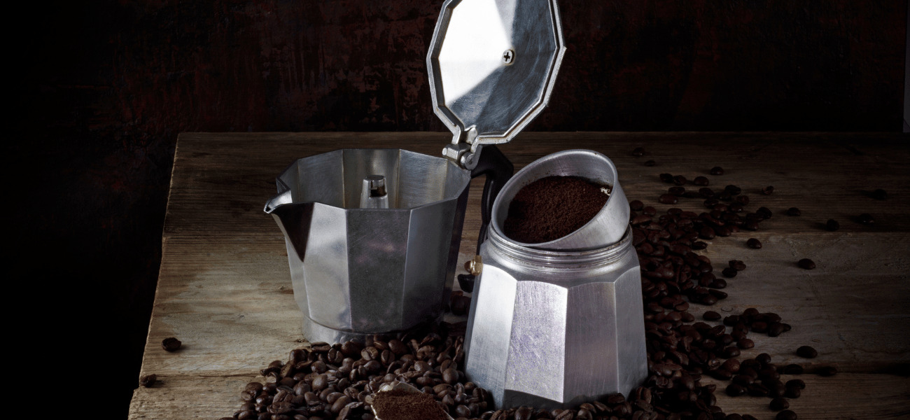 Cafetière italienne et café en grains