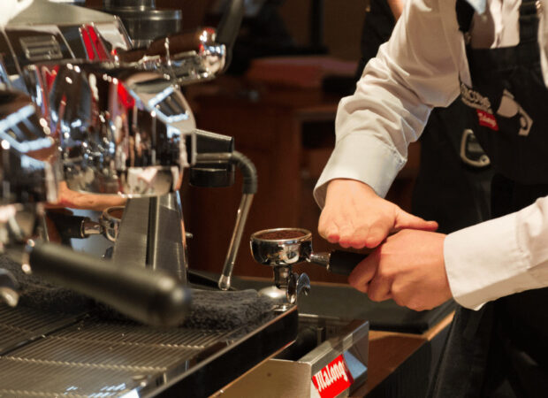 barista préparant un expresso