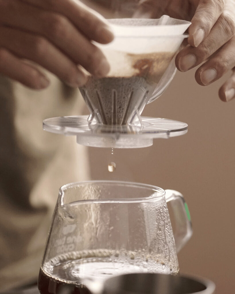 Préparation d'un café filtré avec une cafetière V60