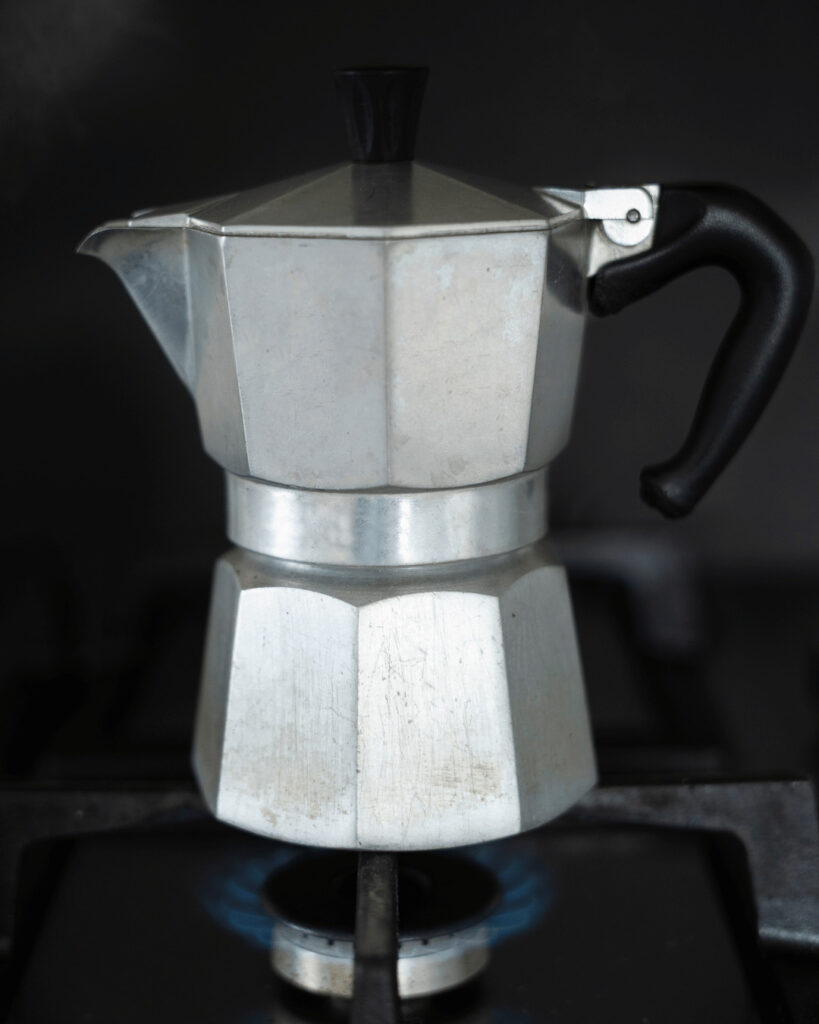 Préparation café avec la cafetière italienne, plaque gaz