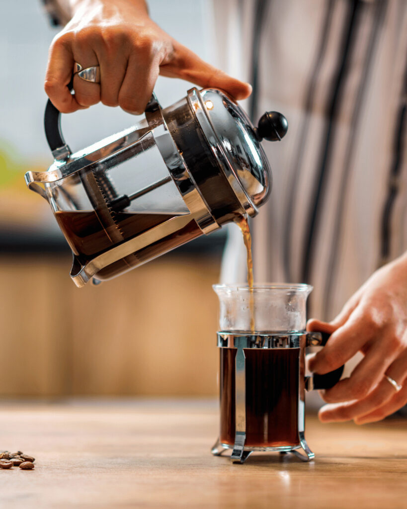 Photo ambiance préparation filtration avec cafetière a piston