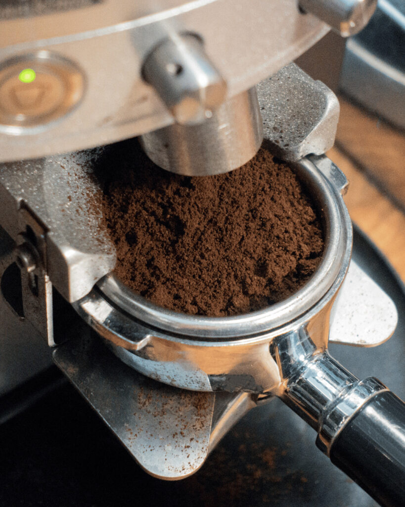 Café moulu avec moulin électrique 