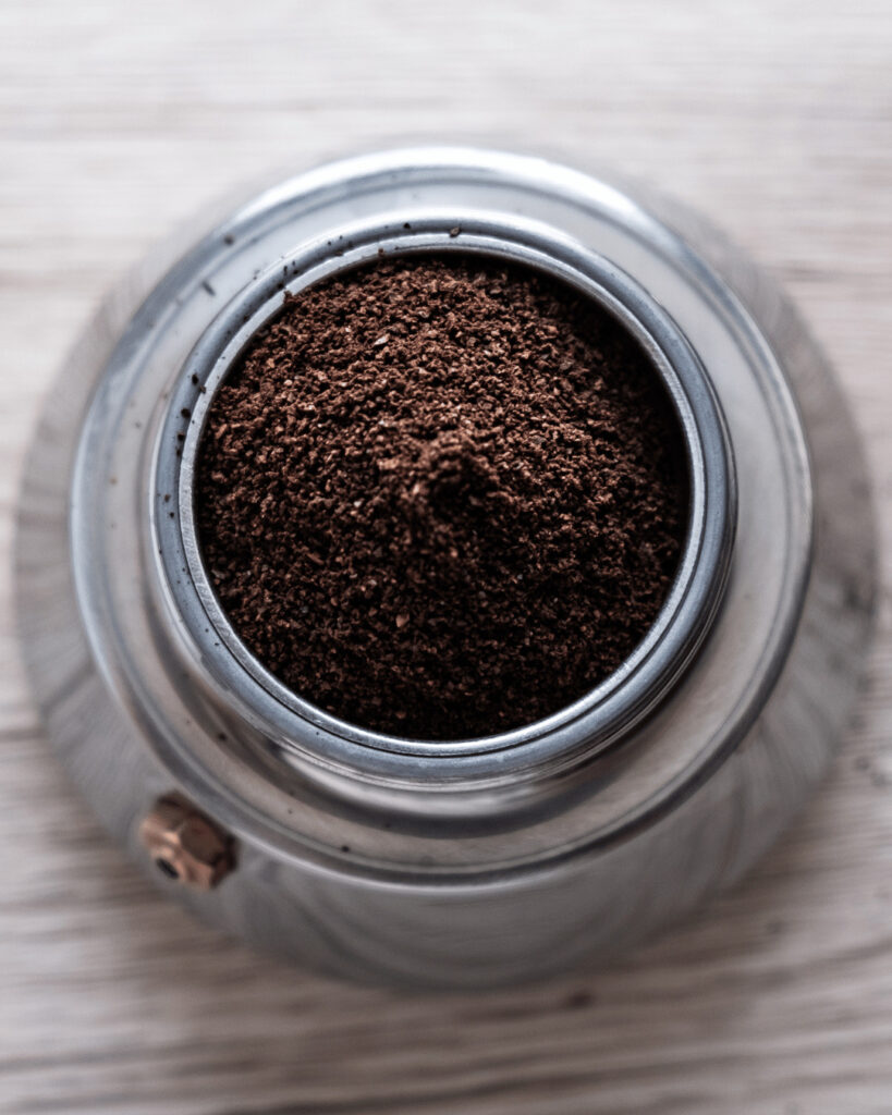 Café moulu utilisé pour une cafetière Italienne