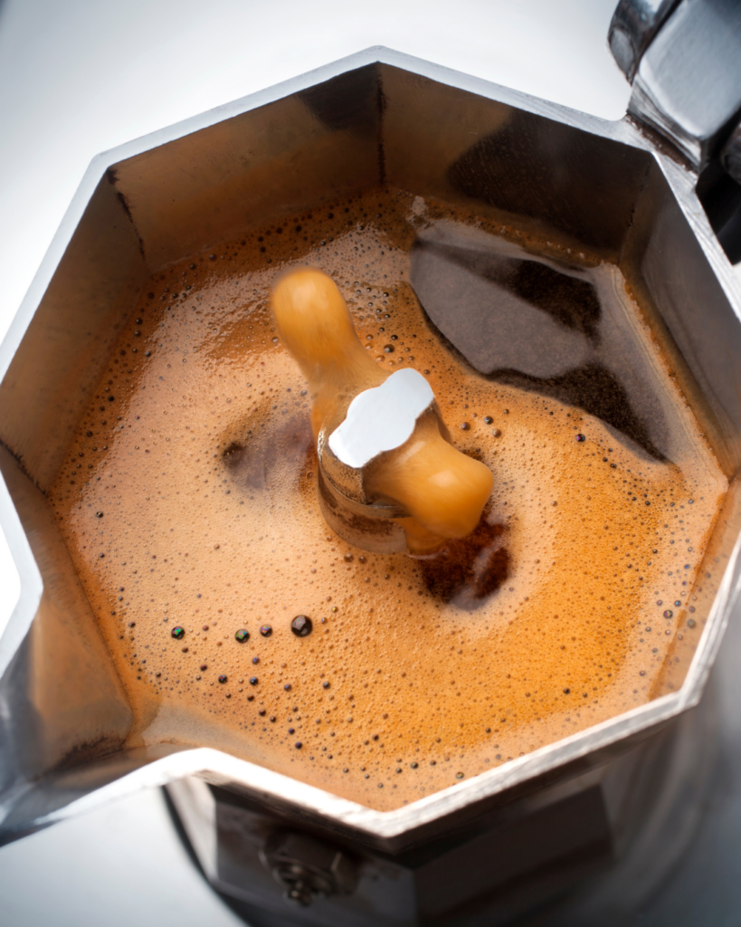 Préparation d'un café avec une cafetière Italienne