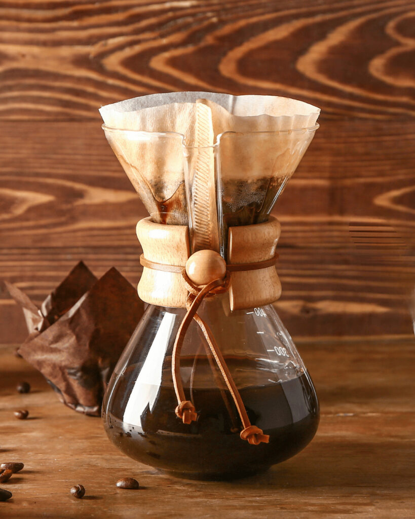 Préparation d'un café filtré avec une cafetière chemex