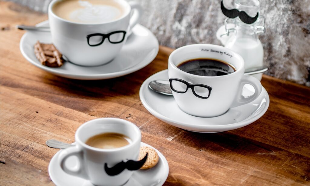 Cappuccino, café filtre, et expresso préparés à partir d'une machine à café