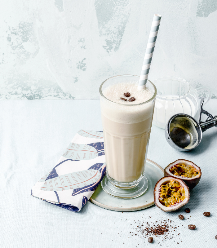 Variante de café frappé avec fruit de la passion