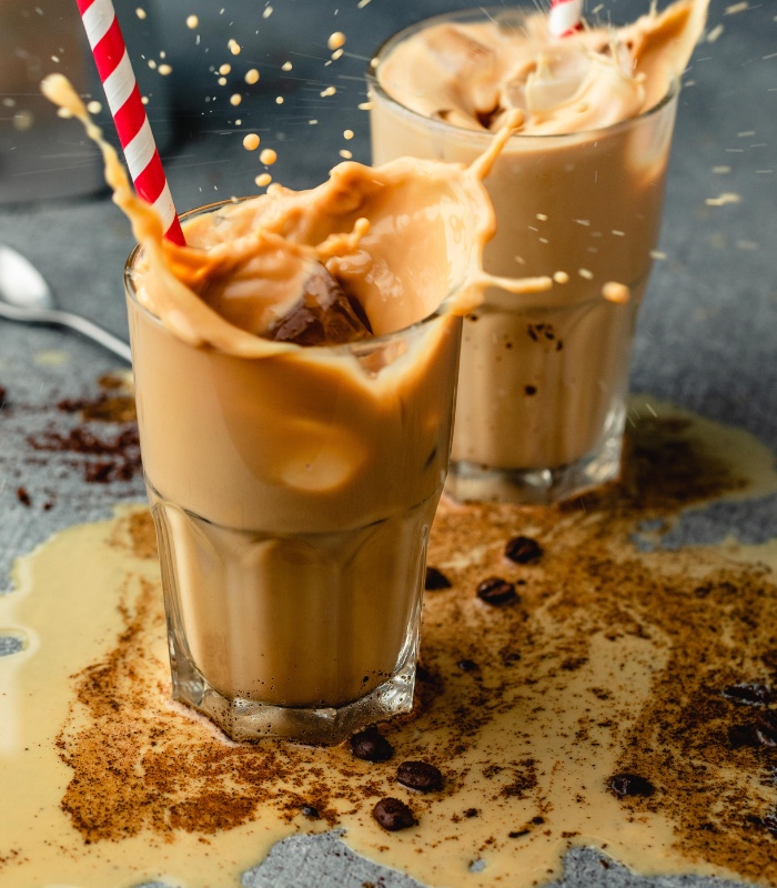 Glaçons et café frappé pour une boisson fraiche et délicieuse