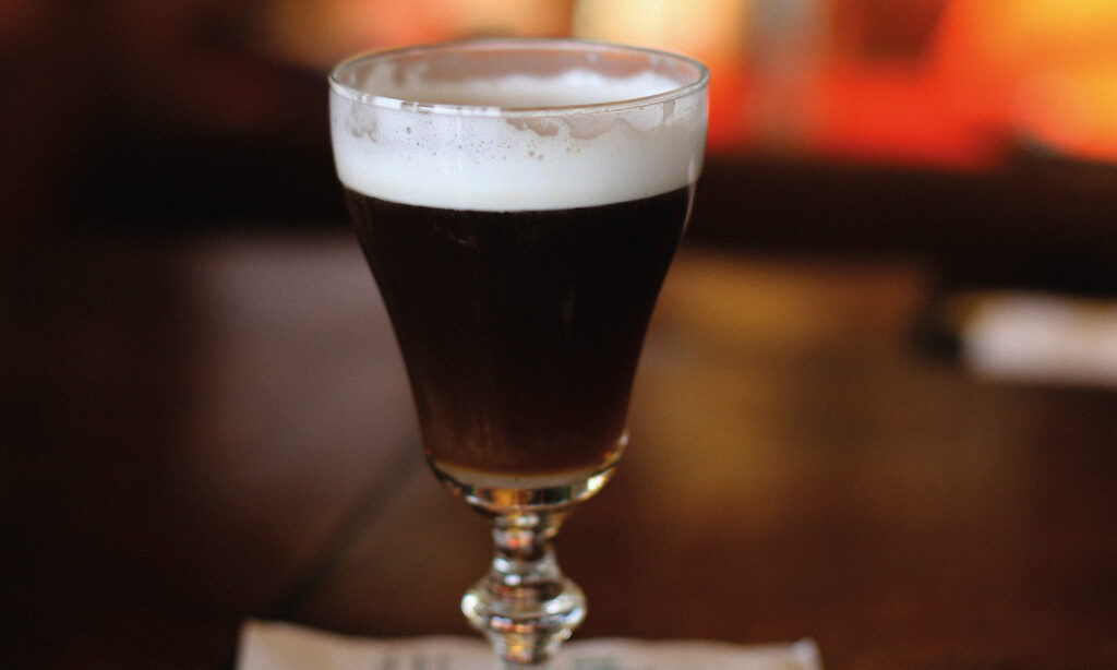 Photo d'un Irish coffee dans un verre