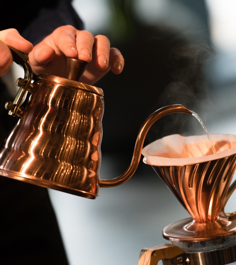 Notre barista prépare une filtration avec la cafetière v60
