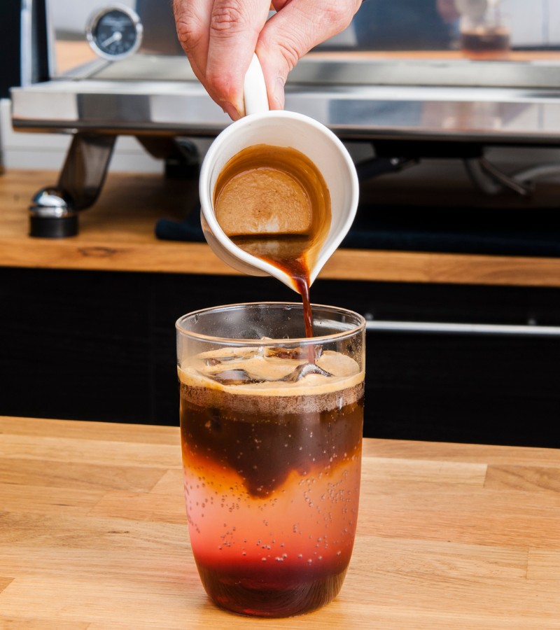 Le barista Malongo prépare une boisson à base de café et limonade