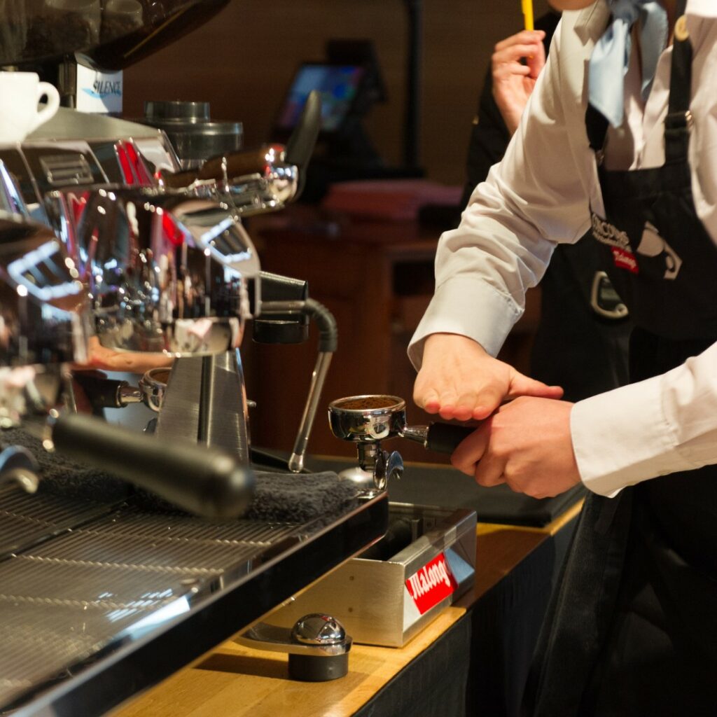 Les gestes du barista sont précis et minutieux