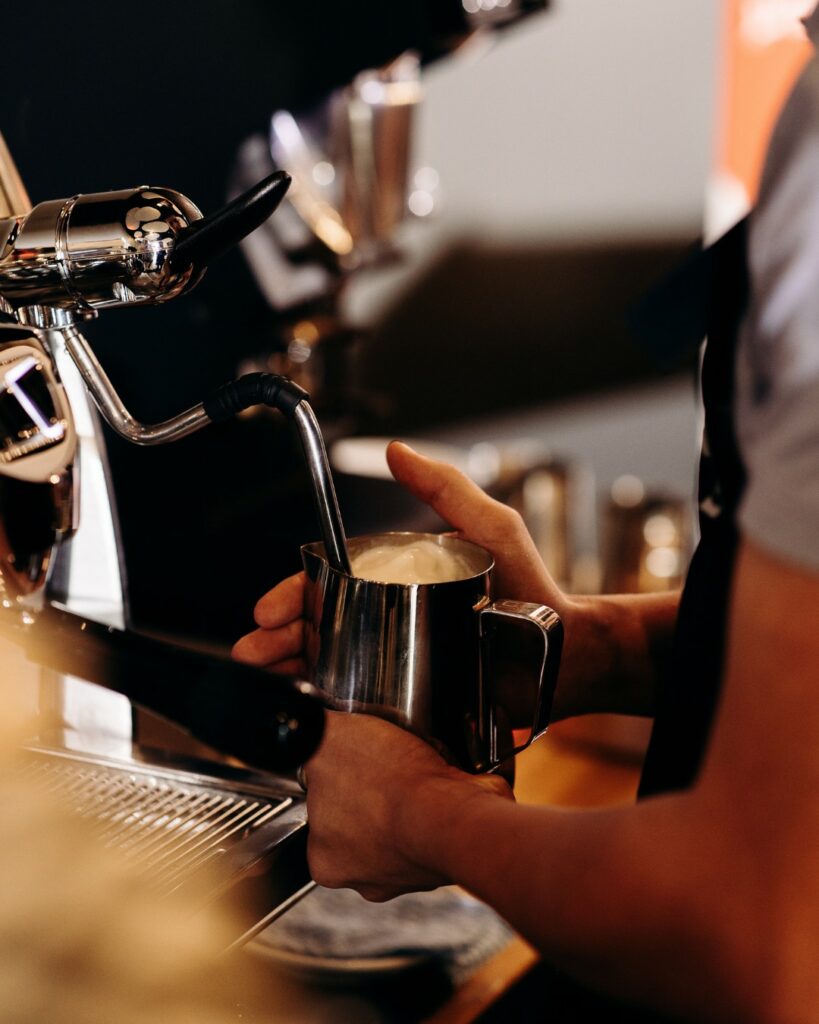 Barista Malongo préparant une mousse de lait