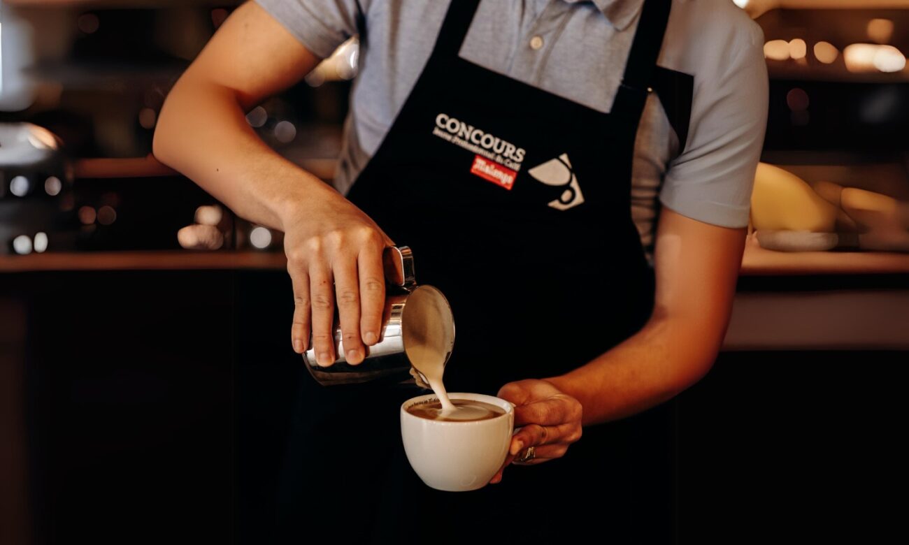 Barista Malongo préparant un cappuccino et un motif de latte art