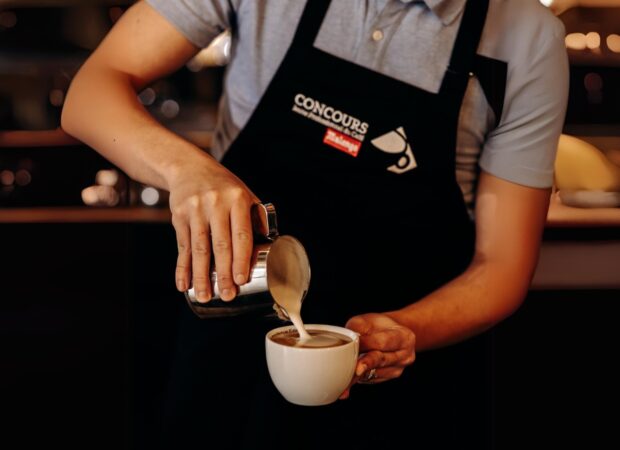 Barista Malongo préparant un cappuccino et un motif de latte art
