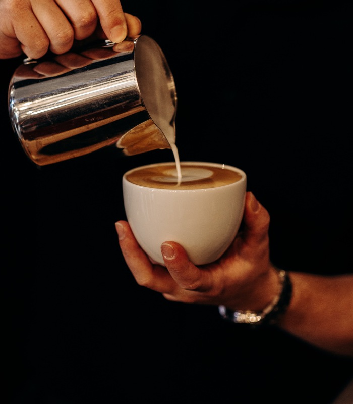 Préparation d'un cappuccino en Latte Art