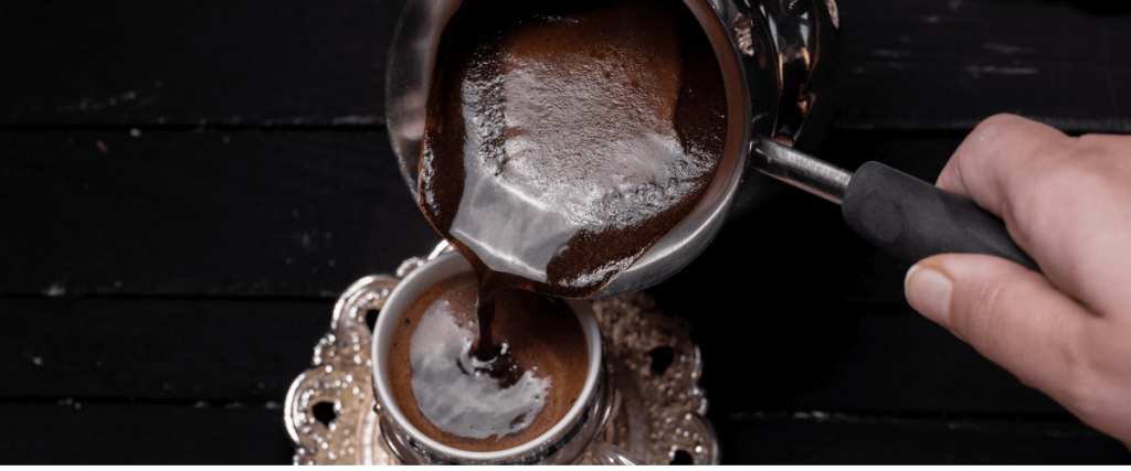Le café turc est traditionnellement réalisé sans filtration.