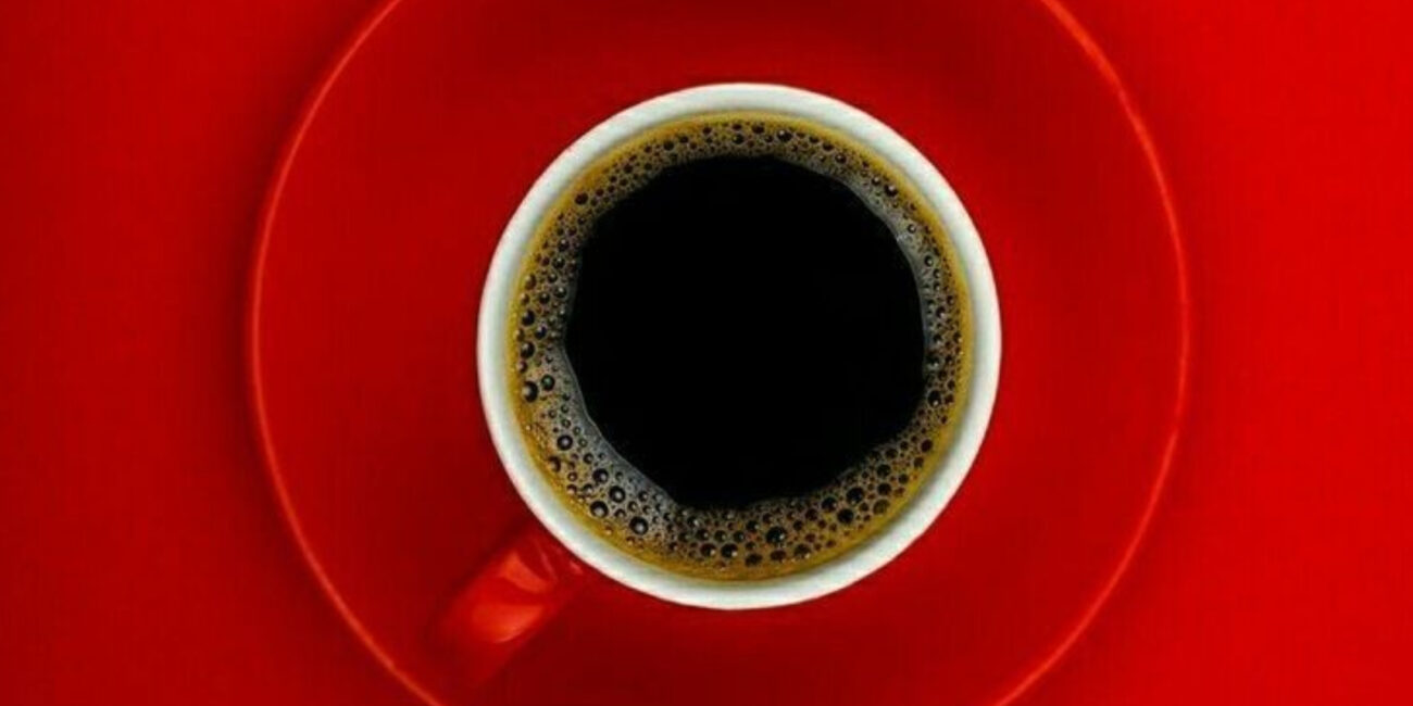 Americano noir dans une tasse rouge cerise