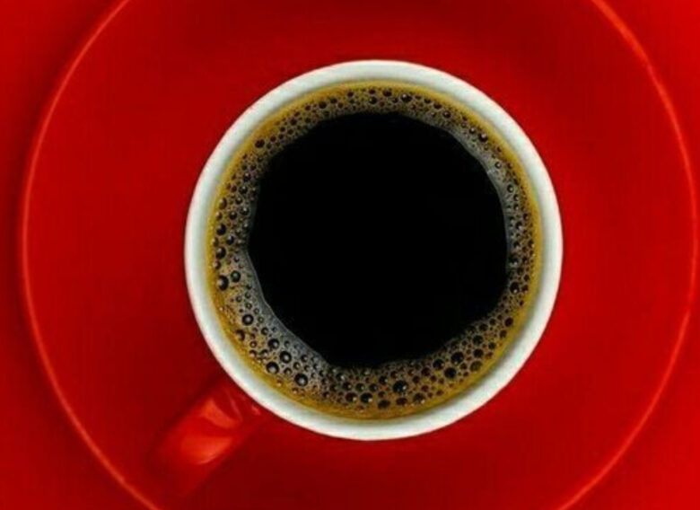 Americano noir dans une tasse rouge cerise