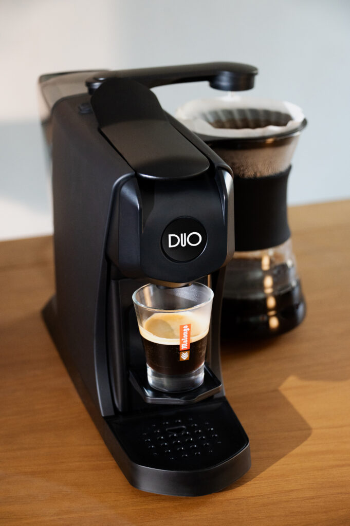 Machine à café DUO faisant couler un expresso